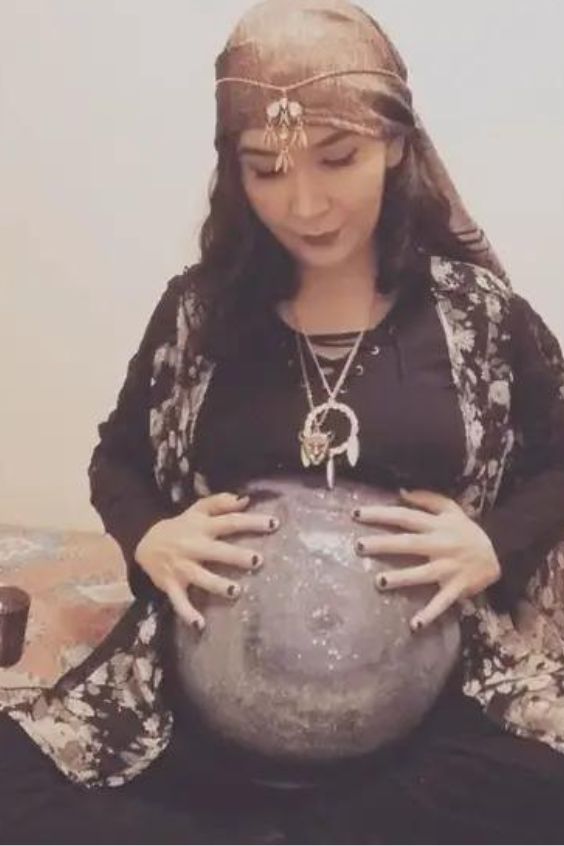 must see Halloween pregnancy announcement